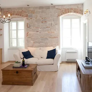 https://stylish-theatre-apartments.splithotels.org